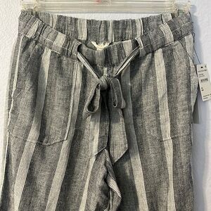 size xs brand new with tags, has 4 pockets, stretchy waistband,